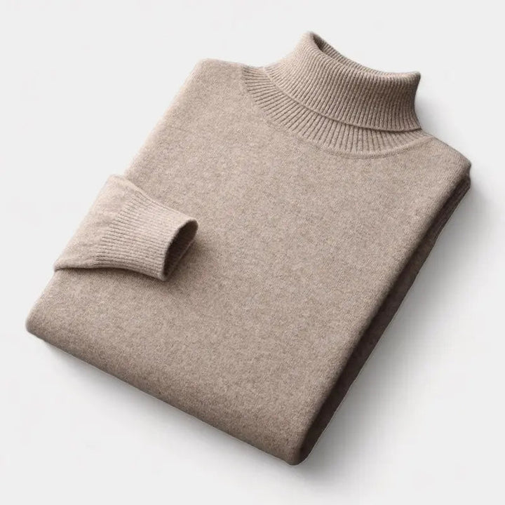 Opgevouwen beige coltrui met geribbelde kraag en manchet op een lichte achtergrond 8