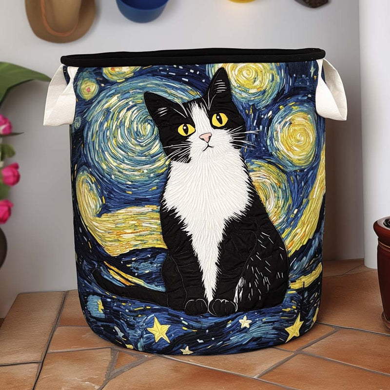 Ronde gewatteerde mand met een zwart-witte kat op een sterrennachtachtergrond, met witte hengsels, staand op een tegelvloer naast een plant. 1