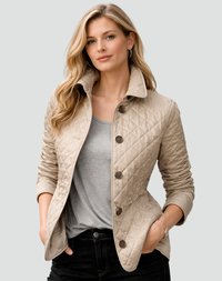 Beige gewatteerde jas met knoopsluiting, gedragen door een model met grijs shirt en zwarte spijkerbroek, handen in de zakken. 3