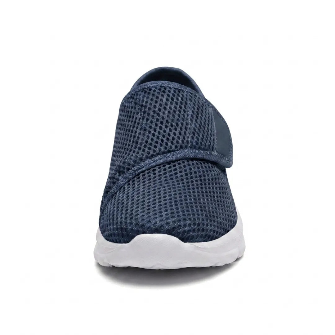 Vooraanzicht van de donkerblauwe mesh schoen met brede neus en klittenbandstrap over de wreef. 8