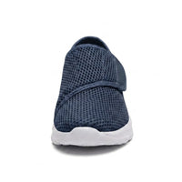 Vooraanzicht van de donkerblauwe mesh schoen met brede neus en klittenbandstrap over de wreef. 8