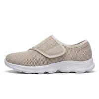 Beige mesh schoen met witte zool en klittenbandsluiting, zijaanzicht op effen witte achtergrond. 28