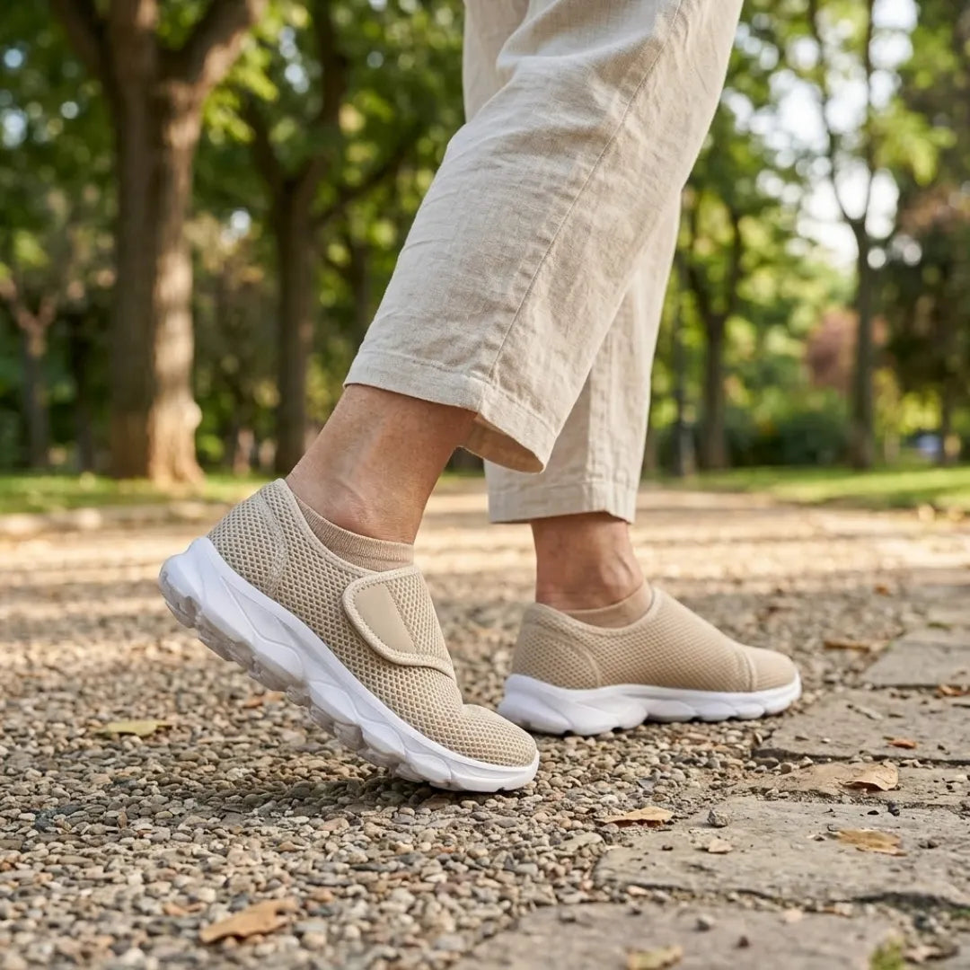 Beige mesh schoenen met klittenband gedragen tijdens het wandelen op een grindpad in een park, met lichte linnen broek. 29