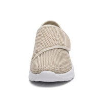 Beige mesh schoen van voren gezien, met de brede neus, het klittenbandriempje en de witte zool. 35