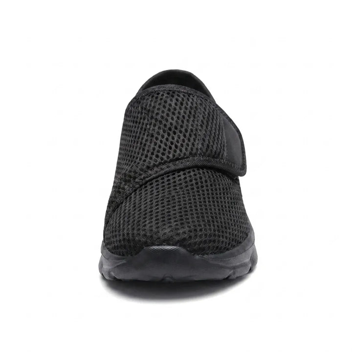 Vooraanzicht van de zwarte mesh schoen met brede neus en klittenbandstrap over de wreef. 17
