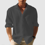 Model draagt het gestructureerde overhemd in donkergrijs, met opgerolde mouwen, geopende kraag en een beige broek. 7