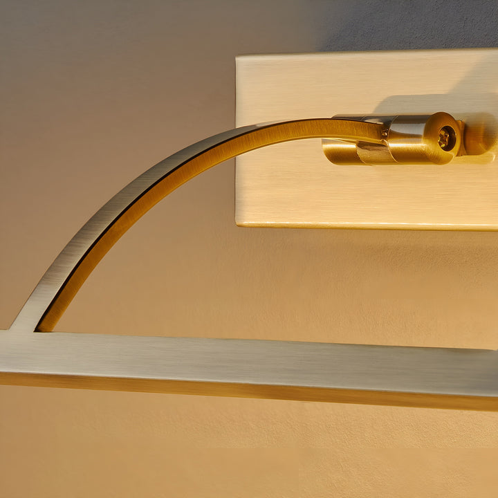 Close-up van de gebogen arm en het draaipunt aan de wandplaat van de geborstelde messing lamp 9