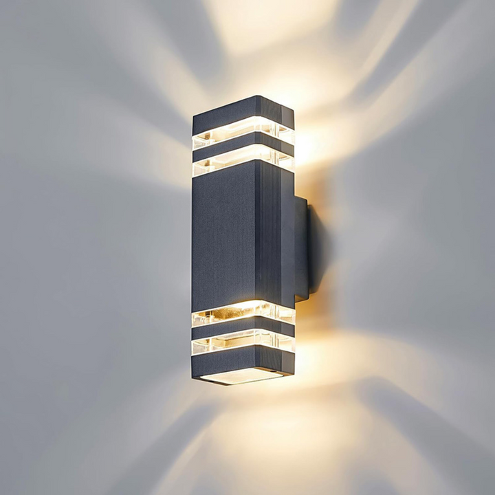 Donkergrijze rechthoekige wandlamp met twee lichtbanden boven en onder, die het licht in waaiervorm over de muur verspreidt 6