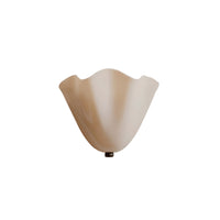 Crèmewitte wandlamp met zachte beige streepjes, golvende rand en donker metalen knopje onderaan, vrijgesteld op een witte achtergrond. 13