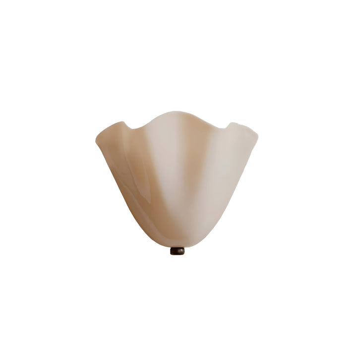 Crèmewitte wandlamp met zachte beige streepjes, golvende rand en donker metalen knopje onderaan, vrijgesteld op een witte achtergrond. 13