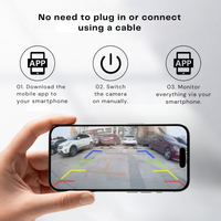 Hand houdt een smartphone met het beeld van een parkeerplaats en gekleurde hulplijnen, boven een stappenplan voor draadloos verbinden via de app. 3