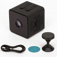 Zwarte camera met de bijgeleverde usb-kabel, een blauwe plakschijf en een magnetische standaard netjes naast elkaar uitgestald. 7