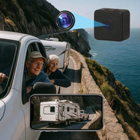 Ouder stel kijkt uit het raam van een auto met caravan langs een kustweg, met cameralens en smartphonebeeld van de caravan. 1