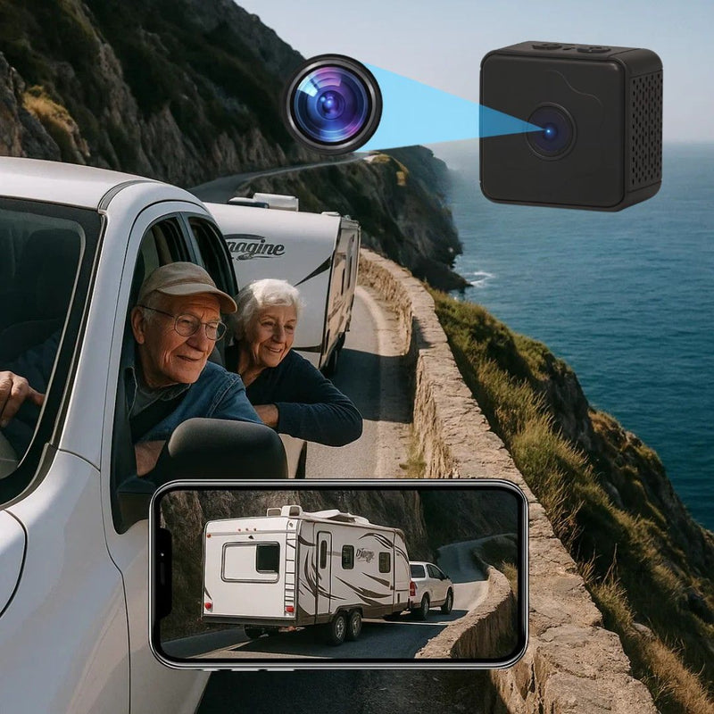Ouder stel kijkt uit het raam van een auto met caravan langs een kustweg, met cameralens en smartphonebeeld van de caravan. 1