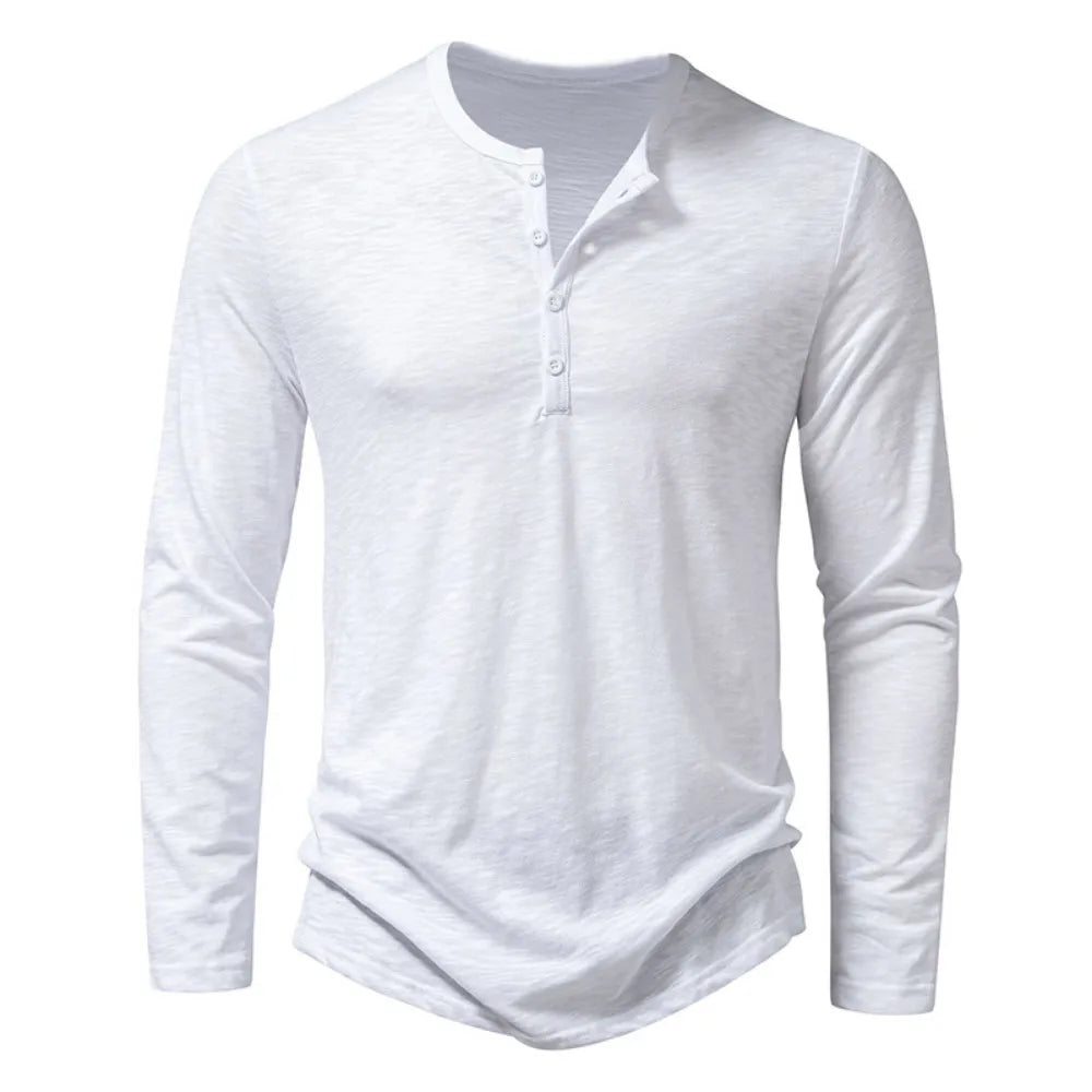 Wit Henley-shirt met lange mouwen en witte knopen, recht van voren gefotografeerd. 9