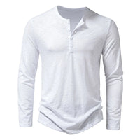 Wit Henley-shirt met lange mouwen en witte knopen, recht van voren gefotografeerd. 9