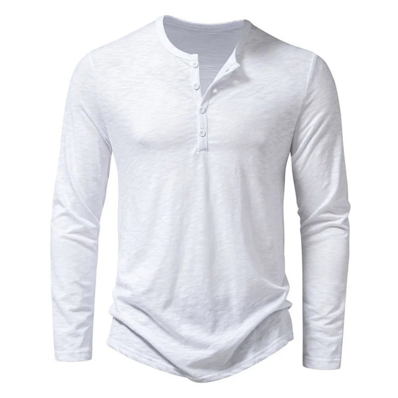 Wit Henley-shirt met lange mouwen en witte knopen, recht van voren gefotografeerd. 9