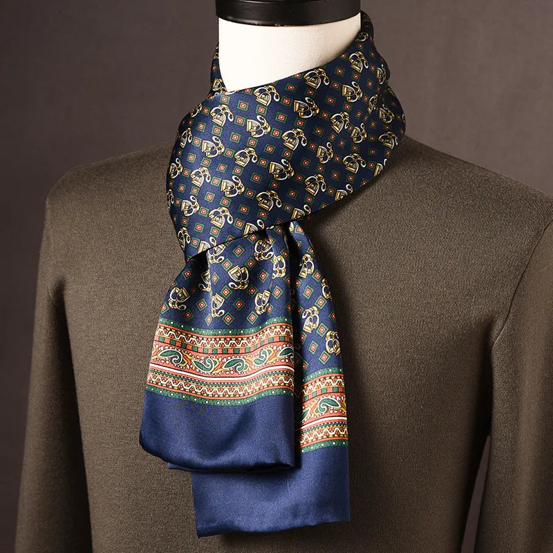 Marineblauwe zijden sjaal met gouden motieven en een gekleurde sierrand met paisleys, op een paspop met olijfgroene trui. 20
