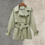Damen-Trenchcoat mit Gürtel und doppelter Knopfleiste – Rosemary