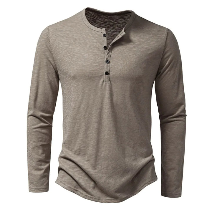 Taupe Henley-shirt met lange mouwen en knoopsluiting, recht van voren gefotografeerd tegen een witte achtergrond. 1
