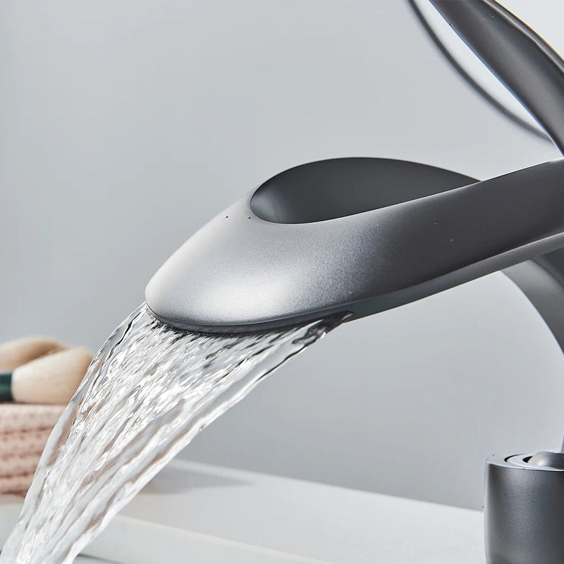 Messing Wastafelkraan met Watervaluitloop - Flowarc