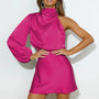 Satin Mini-Kleid mit Schulterdesign und asymmetrischem Arm – Elvira