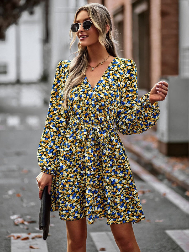 Ausgestelltes Minikleid mit Gürtel und Rüschen – Noëlle