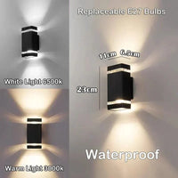 Kleinere rechthoekige zwarte wandlamp met maten, vergeleken in koud wit en warm licht, met vervangbare E27-lamp en waterdicht-aanduiding. 7