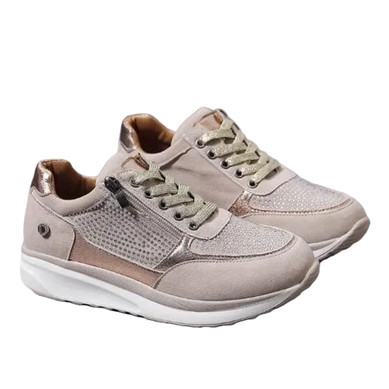 Paar beige veterschoenen met glinsterende strass, ritssluiting aan de zijkant en dikke witte zool op witte achtergrond 1