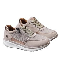 Paar beige veterschoenen met glinsterende strass, ritssluiting aan de zijkant en dikke witte zool op witte achtergrond 1
