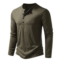 Olijfgroen Henley-shirt met lange mouwen, schuin van voren gezien, met zwarte knopen aan de hals. 5