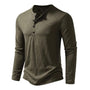 Olijfgroen Henley-shirt met lange mouwen, schuin van voren gezien, met zwarte knopen aan de hals. 5