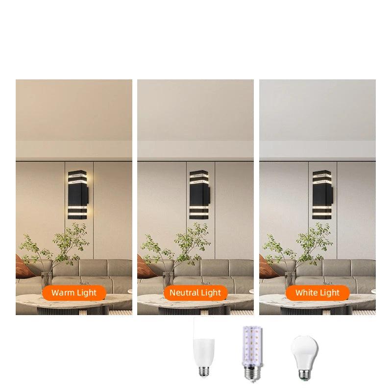 Drie woonkamerbeelden naast elkaar tonen dezelfde zwarte wandlamp in warm, neutraal en wit licht, met drie gloeilampen eronder. 2