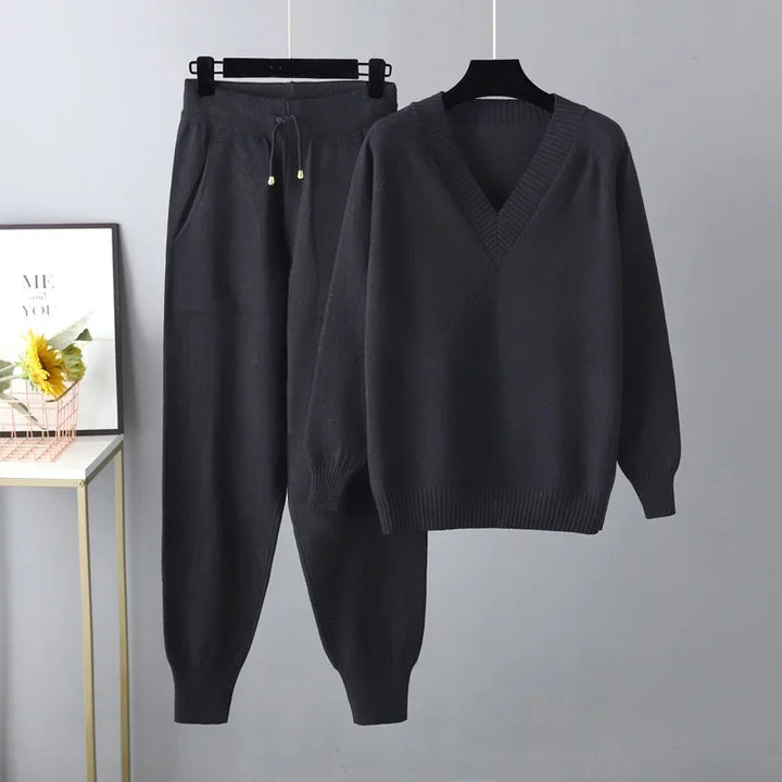 Tweedelige Gebreide Dames Set met V-hals Trui & Broek – Noelia
