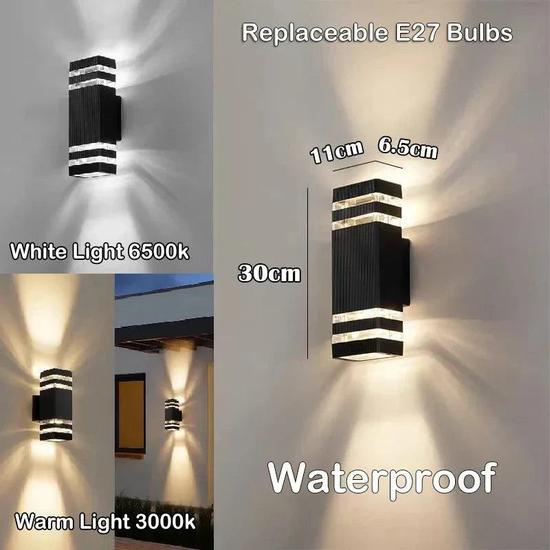 Rechthoekige zwarte wandlamp met extra lichtstroken en maataanduiding, getoond in koud wit en warm licht op een lichte muur. 8