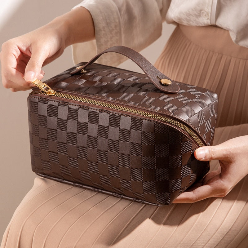 Kosmetiktasche aus PU-Leder mit Fächern – LuxeCarry