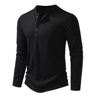 Zwart Henley-shirt met lange mouwen, schuin van voren gezien, met knopen langs de halsopening. 15