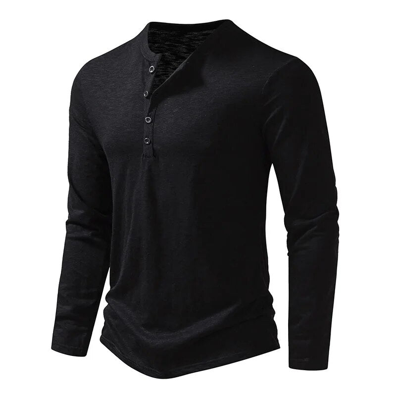 Zwart Henley-shirt met lange mouwen, schuin van voren gezien, met knopen langs de halsopening. 15