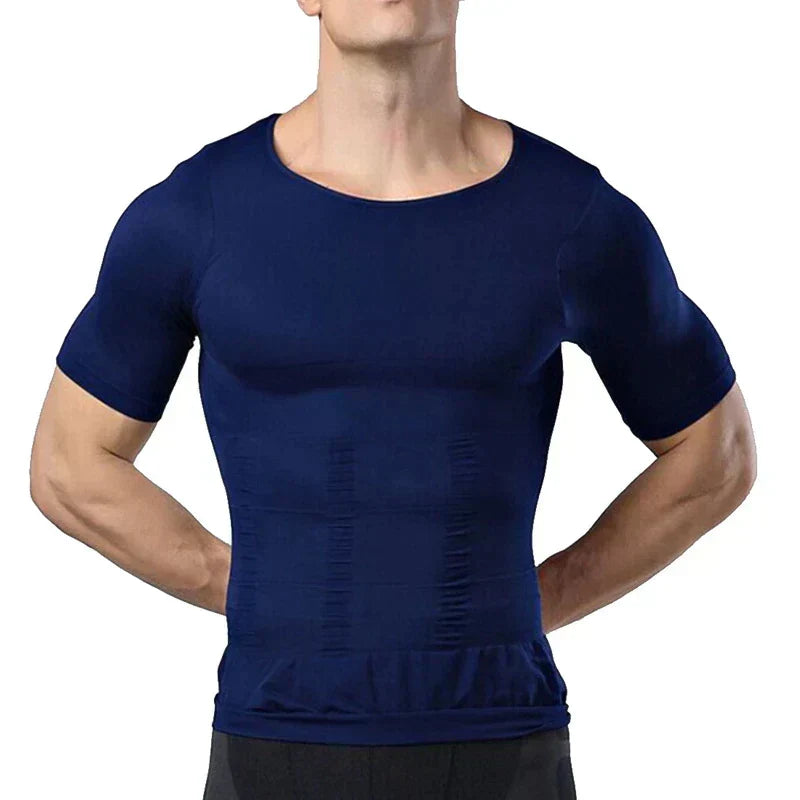 Man met handen op de heupen draagt het donkerblauwe shirt dat nauwsluitend om borst en middel zit. 7