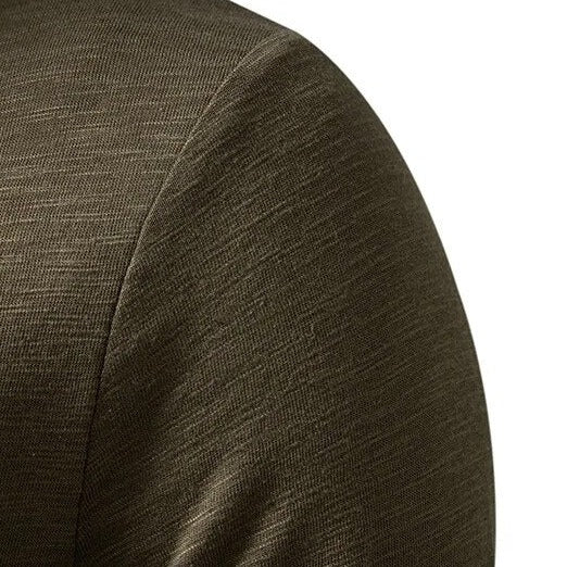 Close-up van de schoudernaad en mouwaanzet van het olijfgroene shirt, met zichtbare gemêleerde stofstructuur. 8
