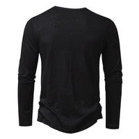 Achterkant van het zwarte Henley-shirt met lange mouwen, met een effen rug en ronde halslijn. 17