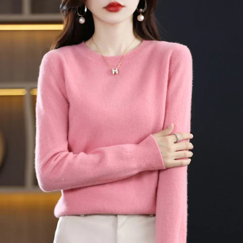 Model in een roze trui met ronde hals, een arm voor het lichaam 10