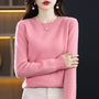 Model in een roze trui met ronde hals, een arm voor het lichaam 10