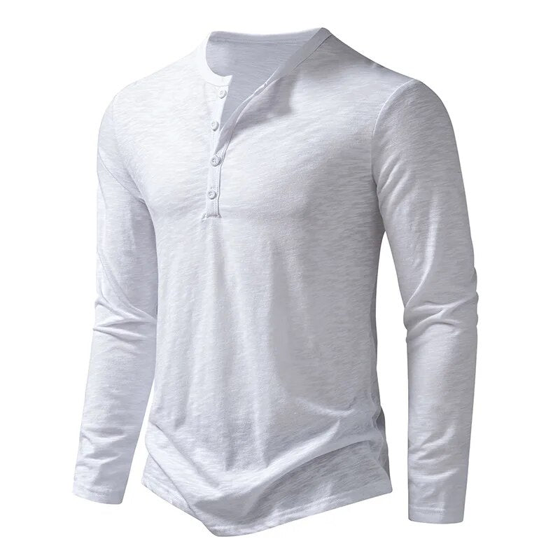 Wit Henley-shirt met lange mouwen, schuin van voren gezien, met een knoopsluiting bij de hals. 10