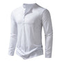 Wit Henley-shirt met lange mouwen, schuin van voren gezien, met een knoopsluiting bij de hals. 10