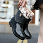 Damen Regenstiefel wasserdicht mit Blumen-Detail & Profillaufsohle – Serelina
