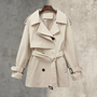 Damen-Trenchcoat mit Gürtel und doppelter Knopfleiste – Rosemary