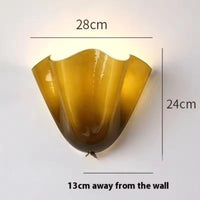 Geelbruine glazen wandlamp met maataanduidingen voor breedte, hoogte en afstand tot de muur. 14