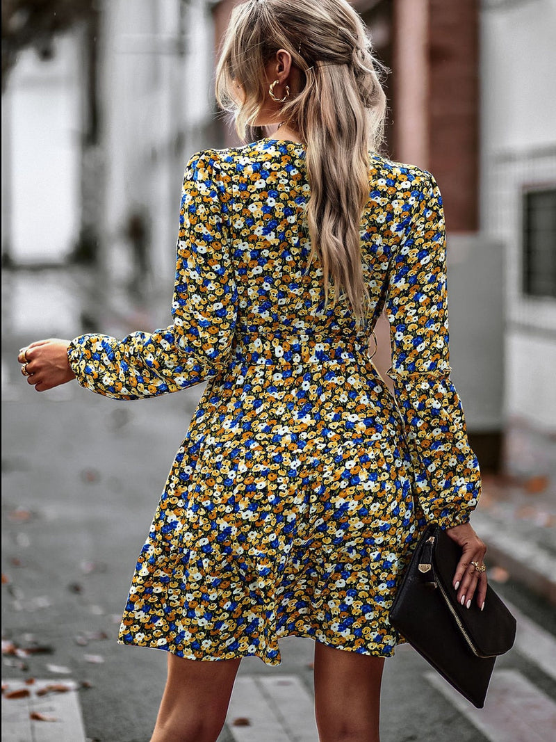 Ausgestelltes Minikleid mit Gürtel und Rüschen – Noëlle