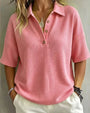 Voorkant van het roze wafelpoloshirt met korte mouwen en knoopjes, gedragen door een model 9
